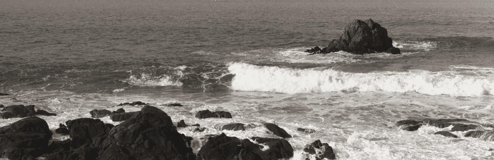 paisagem do mar com ondas e pedras